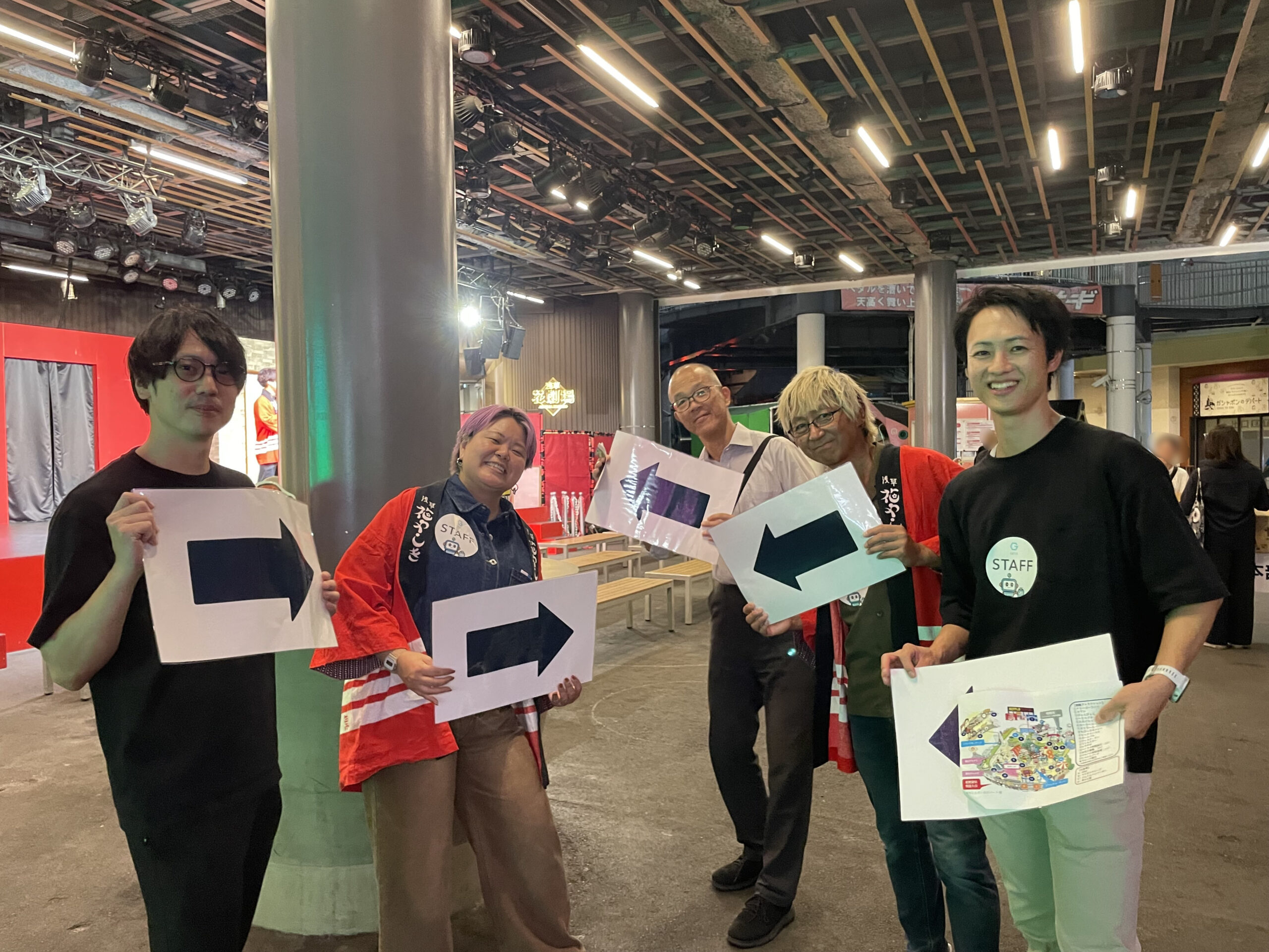 看板を持つスタッフ