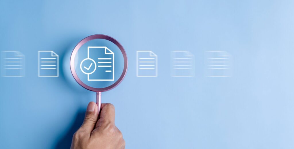 虫眼鏡でチェック済みの書類を詳しく確認する高度なセキュリティ管理のイメージ