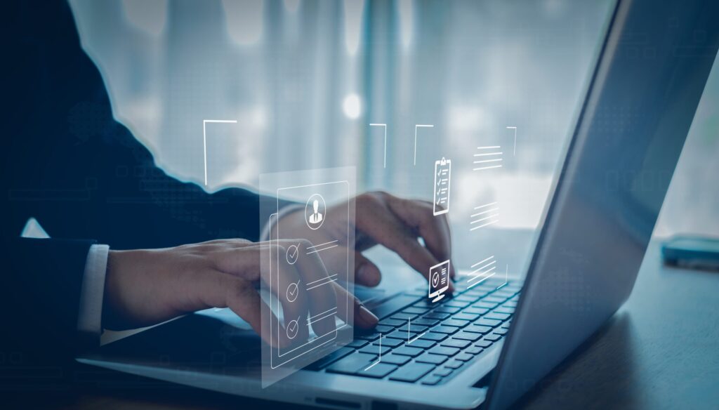 パソコンを操作する手元のイメージ