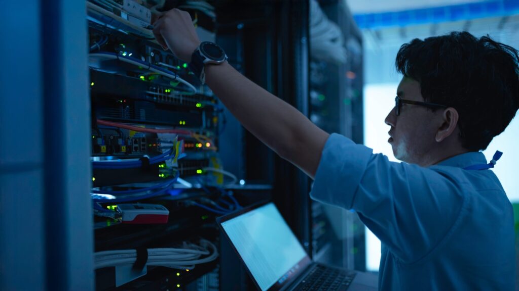 サーバーを点検する男性のイメージ