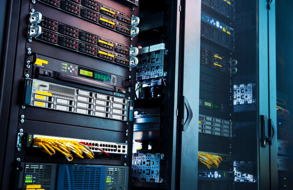 メーカーサポート終了(EOL)が迫る様々な機器が混在するサーバーラック