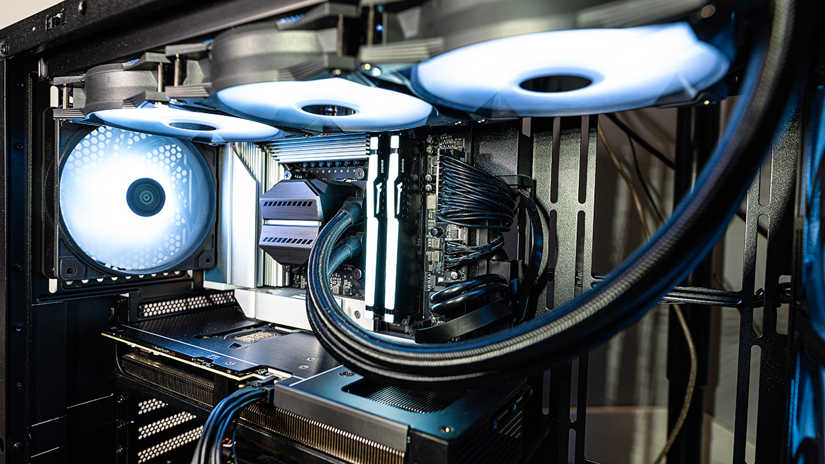 サーバー内部のハードウェア構成