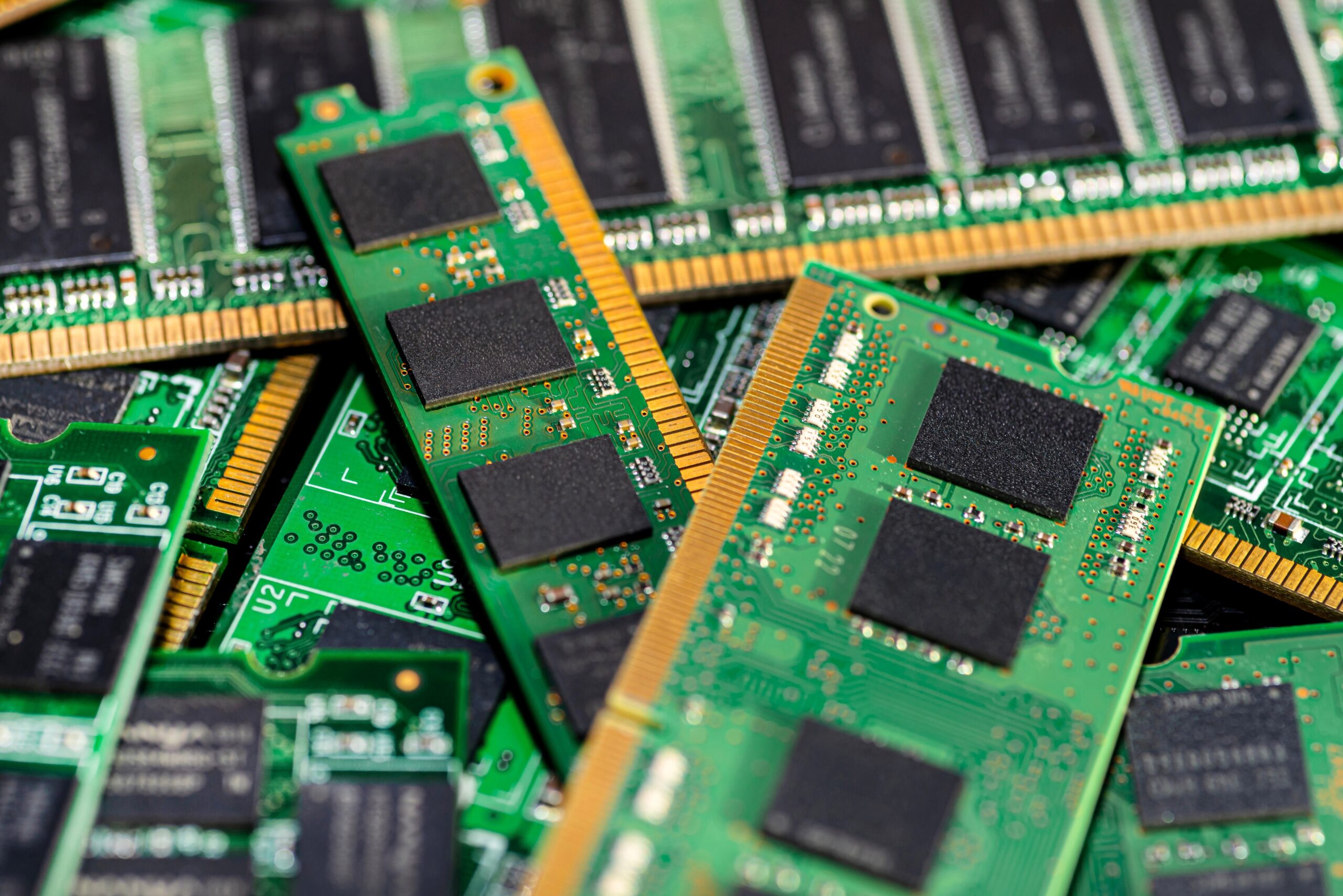 大容量メモリ（512GB）搭載サーバーの短納期販売事例 – 新品の納期遅延に対し、自社在庫からハイスペック構成を提供